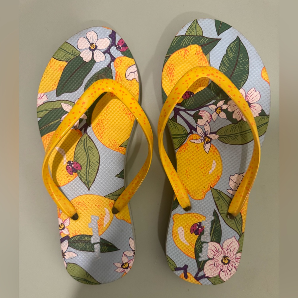 Vera Bradley flip flops